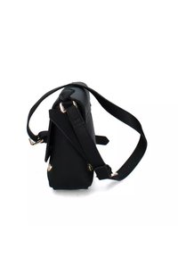 Borsa a tracolla in pelle nera con design strutturato, dotata di accessori in metallo dorato, tracolla regolabile e base piatta.