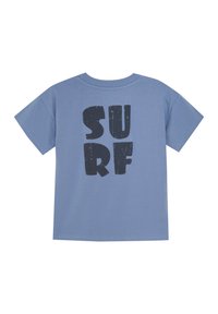 Lyseblå kortærmet t-shirt lavet af bomuld, med et stort sort "SURF" grafisk design på ryggen. Enkel crew neck design.