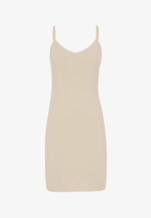 Beige mouwloze slipjurk met dunne bandjes en een subtiele V-hals, ontworpen voor een slanke pasvorm en knielengte.
