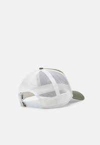 Grüne Kappe mit strukturiertem Vorderteil und Netzrückseite. Das Schild ist flach, und der Verschluss ist verstellbar. Deutliche Textur im Netz sichtbar.