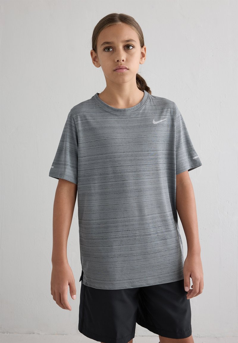 Grå sports t-shirt med vandrette striber, korte ærmer, rund hals og et lille hvidt logo på brystet, parret med sorte shorts.