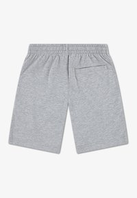 Sive bombažne kratke hlače z elastičnim pasom, ravnim krojem in enim žepom zadaj. Mehka tekstura z gladkim zaključkom.