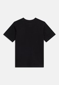 Μαύρο κοντομάνικο T-shirt με στρογγυλή λαιμόκοψη, εμφανιζόμενο από πίσω σε λευκό απλό φόντο.