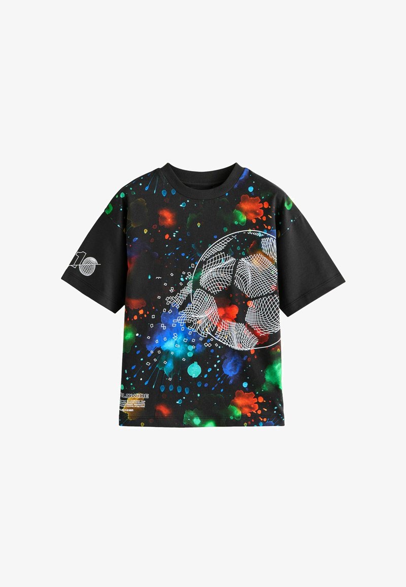 T-shirt nera con motivo a spruzzi colorati, caratterizzata da una grafica di un pallone da calcio bianco e dal numero "10" sulla manica sinistra. Maniche corte.