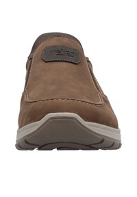 Scarpe in pelle marrone senza lacci con accenti testurizzati, dotate di suola in gomma e una toppa con logo sulla parte superiore.