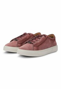 Sneaker in suede rosa con profilo basso, dotate di lacci tono su tono, accenti ricamati e suola in gomma bianca.