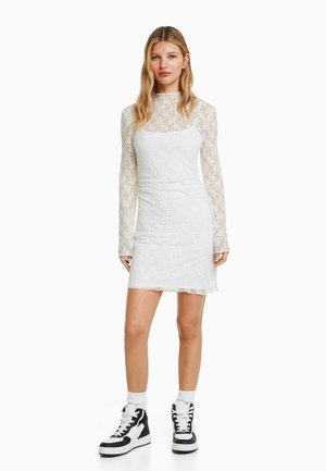 BLONDE LACE LONG SLEEVE 005928 - Koktejlové šaty / šaty na párty - white