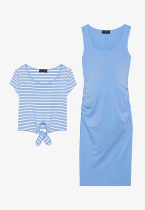 Két kék ruhadarab: egy csíkos, rövid ujjú blúz, elöl megkötős, valamint egy testhezálló ruha ráncolt oldalakkal, mindkettő puha anyagból készült.