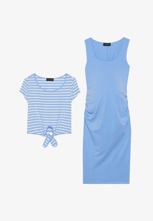 Deux vêtements bleus : un top à rayures à manches courtes avec un nœud devant et une robe ajustée avec des côtés froncés, tous deux fabriqués en tissu doux.