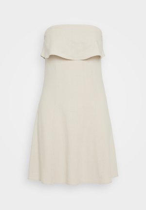 Axelbandsløs beige kjole med flæsekrave og A-linje nederdel, vist på en ensfarvet hvid baggrund.