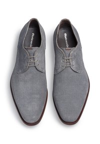 Graue Stoffschuhe mit einem strukturierten Design, spitzer Zehenpartie und braunen Lederelementen. Verfügt über eine klassische Schnürverschluss und eine gepolsterte Innensohle.