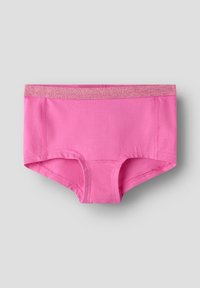 Ružové bavlnené chlapčenské krátke nohavičky s lesklým ružovým elastickým pásom, ktoré majú jemnú textúru a šité švy pre pohodlie a dobré prispôsobenie.