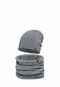 Grå strikket hue og matchende halsedisse, begge med små brune læderlogo-tags, vist på hvid baggrund.