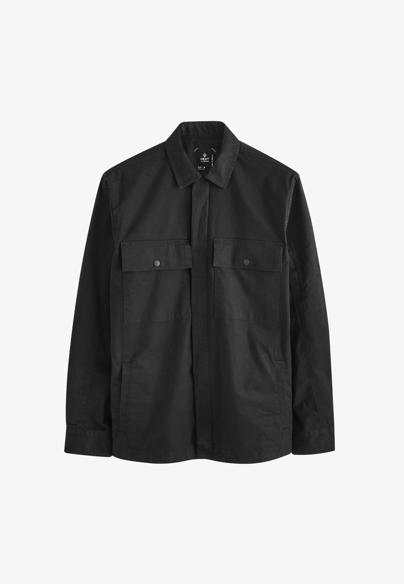 Schwarze Jacke aus leichtem Stoff, mit Kragen, zwei Brusttaschen und minimalistischem Design. Glatte Textur und lässiger Schnitt.