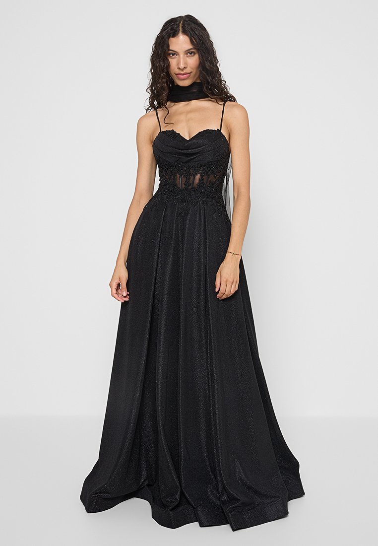 Schwarzes Abendkleid mit einem taillierten, strukturierten Oberteil, das durchsichtige Details aufweist, verstellbare Spaghettiträger und einen fließenden, bodenlangen Rock.
