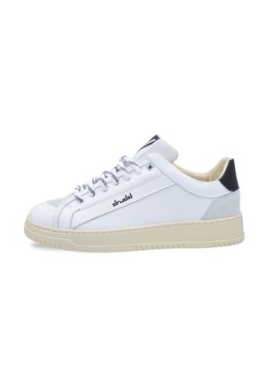 Niski biały sneaker z beżową podeszwą, czarnym uchwytem na piętę, perforowanym bocznym panelem, paskowanymi sznurówkami i logo "drudd" po boku.