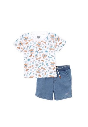 Completo per bambini Levi's composto da una maglietta bianca a maniche corte con grafiche colorate e pantaloni corti blu con vita elastica e cordoncino.