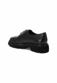 Scarpe da uomo in pelle nera con dettagli brogue, punta arrotondata e suola in gomma robusta. Stile classico con lacci; finitura texture sottile.