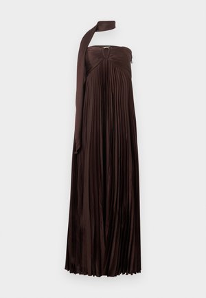 Μάξι φόρεμα σε σκούρο καφέ χρώμα, χωρίς λουριά, με πλισέ υφή, σούρες στο μπούστο, άνοιγμα με κρίκο και μακριά ενσωματωμένη γραβάτα στον λαιμό.