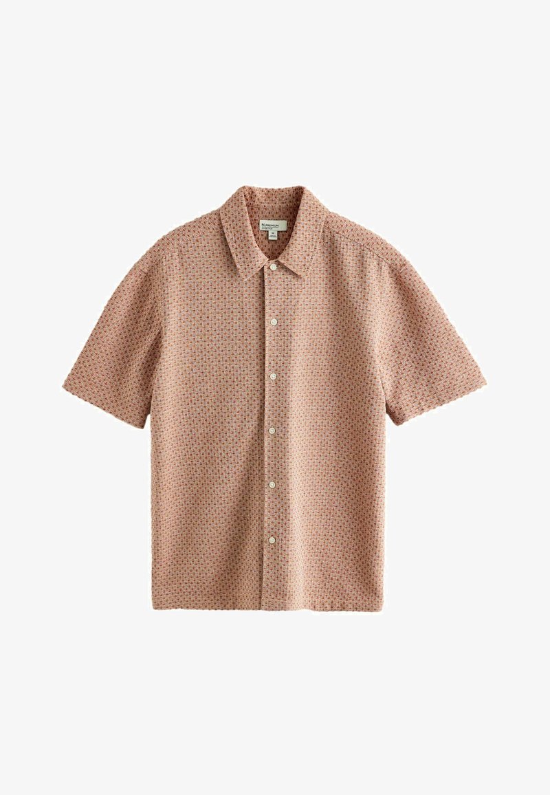 Chemise pour homme à manches courtes, boutonnée, couleur marron clair avec un petit motif floral rouge et blanc, col ouvert, et étiquette de taille moyenne.