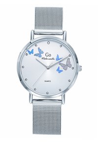 Montre en quartz argentée avec un cadran blanc texturé, des accents de papillon bleus, des marqueurs en cristal et un bracelet en maille argentée.