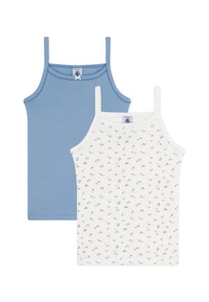 Zwei Tops: eines in einfarbigem Blau und eines in Weiß mit einem kleinen Blumenmuster. Beide haben dünne Träger und eine weiche, glatte Textur.