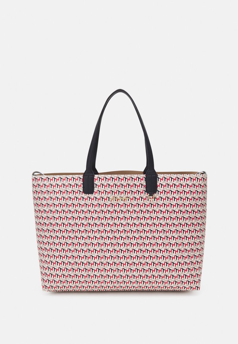 Sac cabas rectangulaire avec motif répétitif "TH" rouge, blanc et bleu marine et doubles anses noires sur fond blanc.