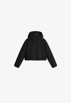 Chaqueta de abrigo negra con capucha, que cuenta con un cierre de cremallera, puños acanalados y dos bolsillos frontales. Textura suave acolchada con paneles cosidos.
