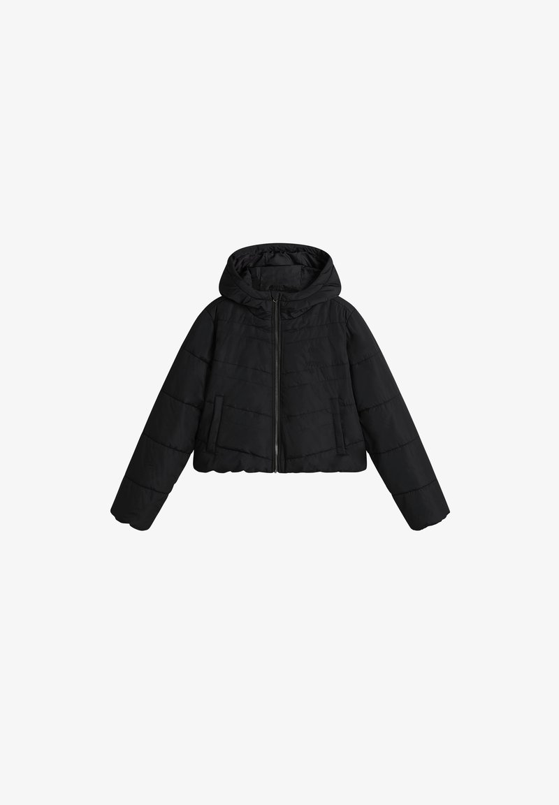 Schwarze Puffjacke mit Kapuze, ausgestattet mit einem Reißverschluss, gerippten Bündchen und zwei Fronttaschen. Weicher, gesteppten Stoff mit genähten Einsätzen.