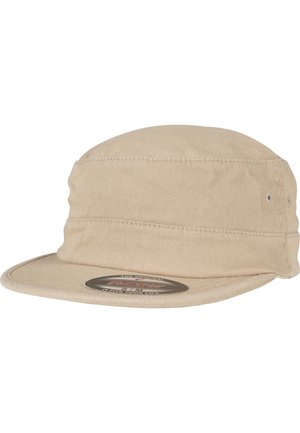 Casquette beige avec une couronne structurée et une large visière plate. Fabriquée en tissu texturé avec des détails de couture et une étiquette de marque sous la visière.