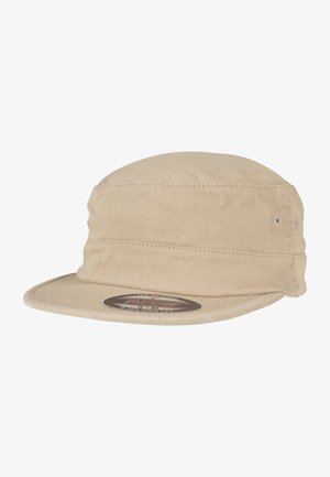 Cappello beige con una corona strutturata e una visiera larga e piatta. Realizzato in tessuto testurizzato con dettagli di cucitura e un'etichetta del marchio sul lato inferiore della visiera.