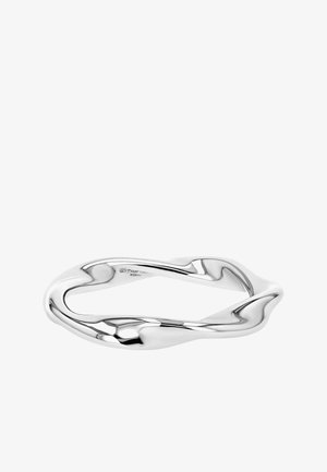 Glad, onregelmatig gevormde gepolijste zilveren armband met een gedraaid, vloeiend ontwerp en reflecterende oppervlakte.