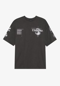 T-shirt preta em algodão com mangas curtas, decote redondo, gráficos impressos incluindo texto e motivos lunares na parte da frente e nas mangas.