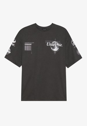 Schwarzes Baumwoll-T-Shirt mit kurzen Ärmeln, Rundhalsausschnitt, bedruckten Grafiken einschließlich Text und Mondmotiven auf der Vorderseite und den Ärmeln.