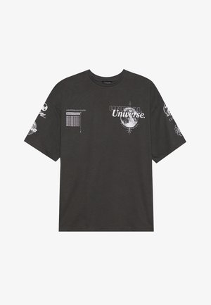 Schwarzes Baumwoll-T-Shirt mit kurzen Ärmeln, Rundhalsausschnitt, bedruckten Grafiken einschließlich Text und Mondmotiven auf der Vorderseite und den Ärmeln.