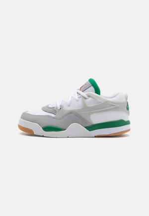 Lage sneaker met een witte mesh bovenkant, grijze suède accenten, groene rubber details en een gum rubber zool. Vetersluiting met logo.