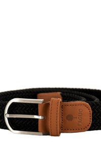 Cinturón negro tejido con hebilla metálica plateada y detalles en cuero marrón. Cuenta con un logo en relieve en el cuero y un diseño de tejido texturizado.