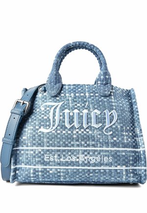 Blau gewebte Handtasche mit kurzen Griffen und verstellbarem Riemen, mit weißem besticktem Schriftzug "Juicy Est. Los Angeles" auf der Vorderseite.