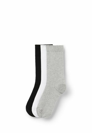 Tři páry ponožek v černé, bílé a šedé barvě, každé s žebrovanou texturou a standardním středním střihem.