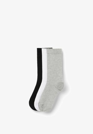 Drei Paar Socken in Schwarz, Weiß und Grautönen, jeweils mit strukturiertem Rippdesign und einer standardmäßigen Crew-Länge.