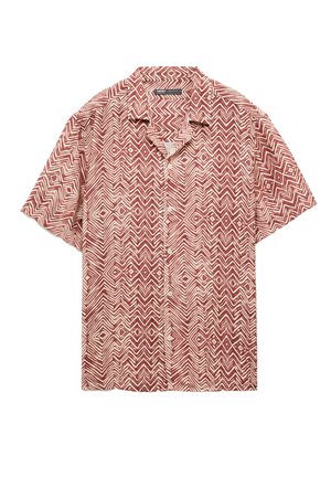 Camisa de manga corta con botones que presenta un patrón zigzagueante en rojo y crema, fabricada con un tejido ligero y con cuello.