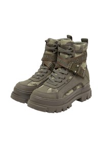 Paire de bottes de combat camouflage vert avec semelles épaisses, lacets et sangle de marque "BUFFALO" sur le devant et la cheville.