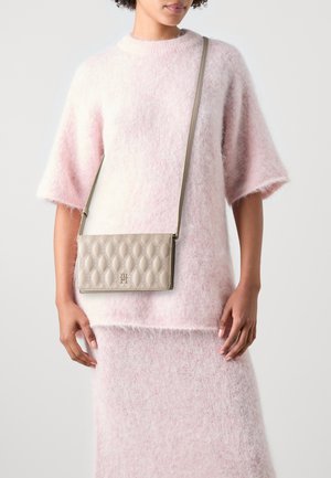 Tommy Hilfiger REFINED FLAP CROSSOVER - Geantă crossbody - beige