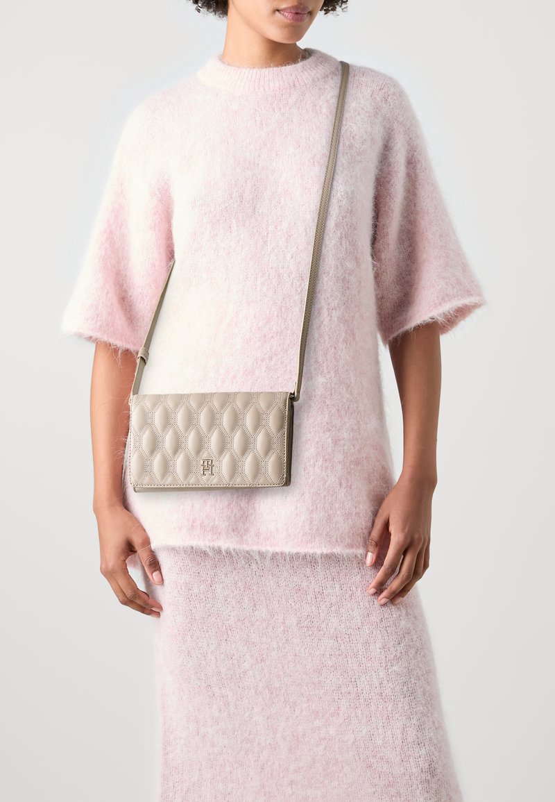 Tommy Hilfiger REFINED FLAP CROSSOVER - Ülerinna-kott - beige