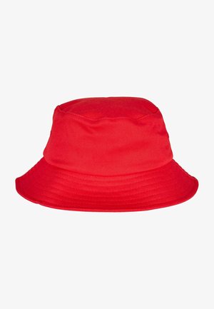 Rode katoenen bucket hat met een zachte, gebogen top en een brede, platte rand. Gladde textuur met gestikte details langs de rand.