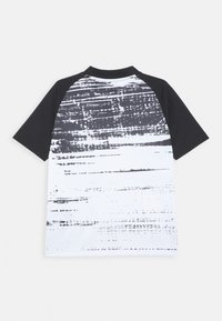 Schwarz-weiße Kurzarmbluse mit einem strukturierten Muster auf der Rückseite, einem einfarbig schwarzen Vorderteil und Raglanärmeln.