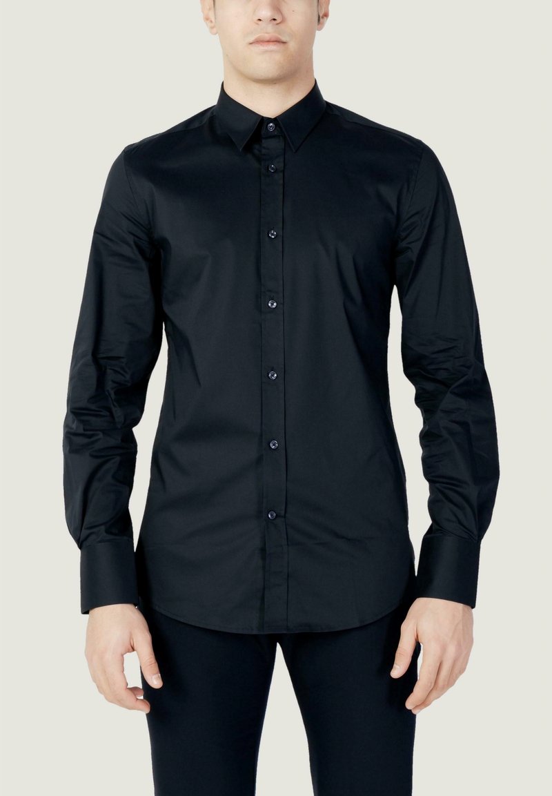 Camicia da uomo nera a maniche lunghe con colletto button-down, texture liscia, design aderente e bottoni neri sulla parte anteriori e sui polsini.