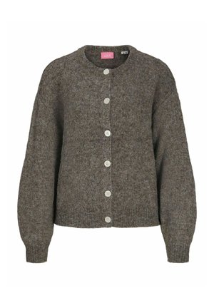 Cardigan en laine marron tricoté à col rond, manches longues et six boutons clairs à l’avant.