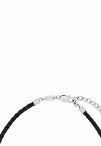 Schwarzes geflochtenes Lederarmband mit einem silbernen Verschluss und einer Kettenverlängerung. Glatte metallische Akzente verstärken den Kontrast und die Textur des Designs.