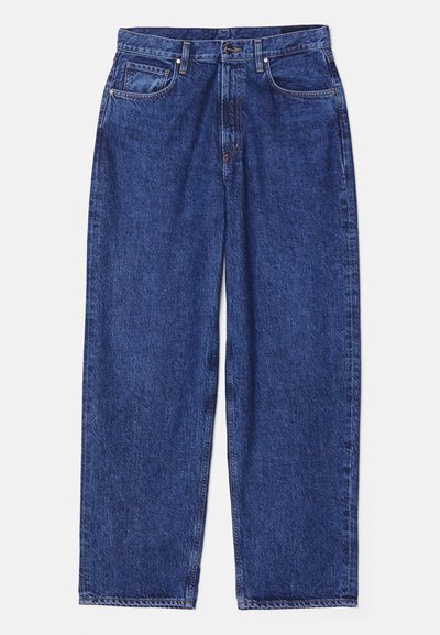 Jean large en denim bleu avec taille haute, cinq poches et fermeture classique à bouton et zip. Tissu texturé avec un léger effet délavé.